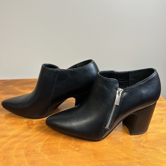 Micheal by micheal Shannon heel boots size 8 1/2 black  like new 3”heels. - Picture 3 of 9